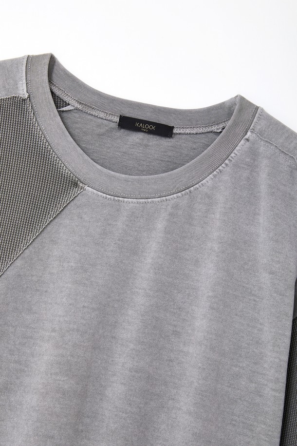 언밸런스 피그먼트 와플 긴팔 티셔츠 CTEE112는 캐주얼과 미니멀 스타일을 선호하는 분들을 위한 데일리 아이템입니다. 부드러운 면 소재에 얇은 두께감으로 편안한 착용감을 선사하며, 봄, 가을 간절기에 활용하기 좋습니다. 릴랙스 핏과 라운드넥 디자인으로 편안함을 더하고, 언밸런스 디자인과 피그먼트 워싱으로 은은한 포인트를 주었습니다. 그레이 컬러의 와플 패턴 긴팔 티셔츠로, 다양한 하의와 매치하여 스타일리시한 룩을 연출해보세요.
