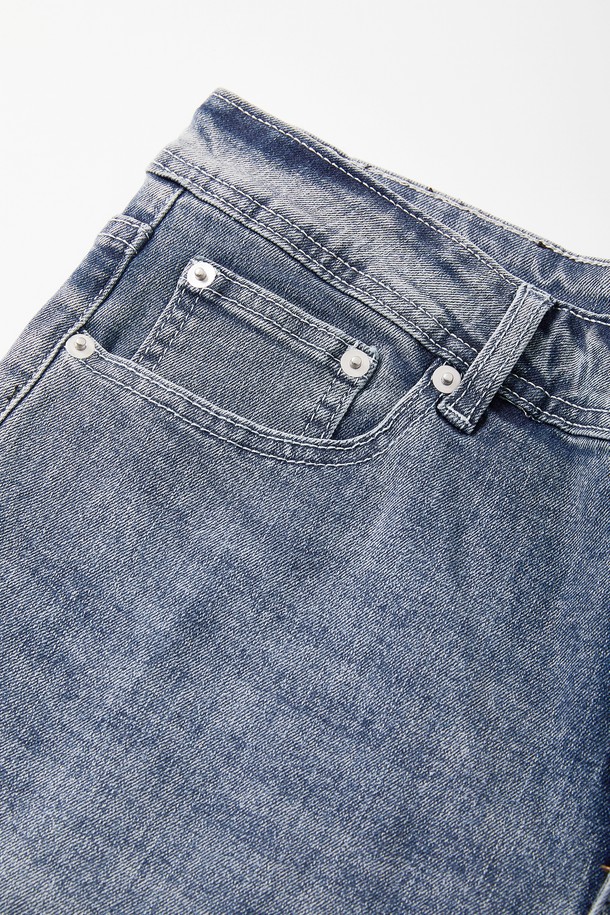 **스트레이트핏 워싱 스판 데님 팬츠 CJN104**는 봄, 여름, 가을 계절에 활용하기 좋은 남성용 데님 팬츠입니다. 캐주얼 및 베이직 스타일을 기반으로, 데이트룩과 출근룩 등 다양한 TPO에 적합합니다. 무지 디자인에 워싱 디테일이 더해져 자연스러운 멋을 연출하며, 스판덱스 혼방으로 편안한 착용감을 제공합니다. 스트레이트핏으로 어떤 상의와도 쉽게 매치하여 미니멀, 클래식 스타일을 완성할 수 있습니다.
