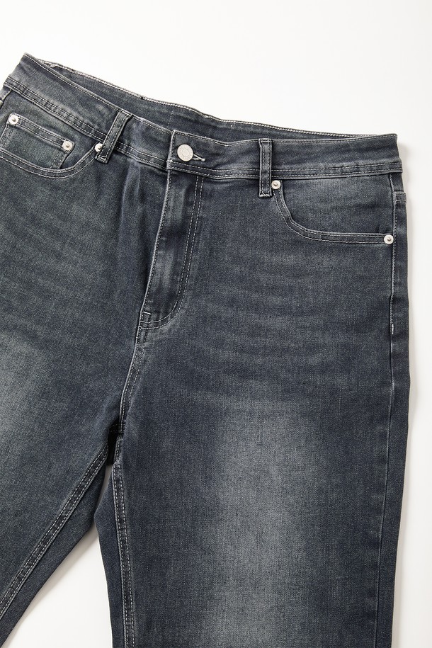 스트레이트핏 워싱 스판 데님 팬츠 CJN104는 캐주얼 및 미니멀 스타일을 지향하는 공용 데님 팬츠입니다. 봄, 여름, 가을 계절에 적합하며, 여행룩과 캠핑룩에 활용하기 좋습니다. 워싱 디테일이 돋보이는 그레이 컬러의 반바지로, 스트레이트핏과 보통 두께감으로 편안한 착용감을 선사합니다. 데님과 스판덱스 혼방 소재로 제작되어 활동성을 높였으며, 데일리룩으로 활용하기 좋은 베이직한 디자인입니다.
