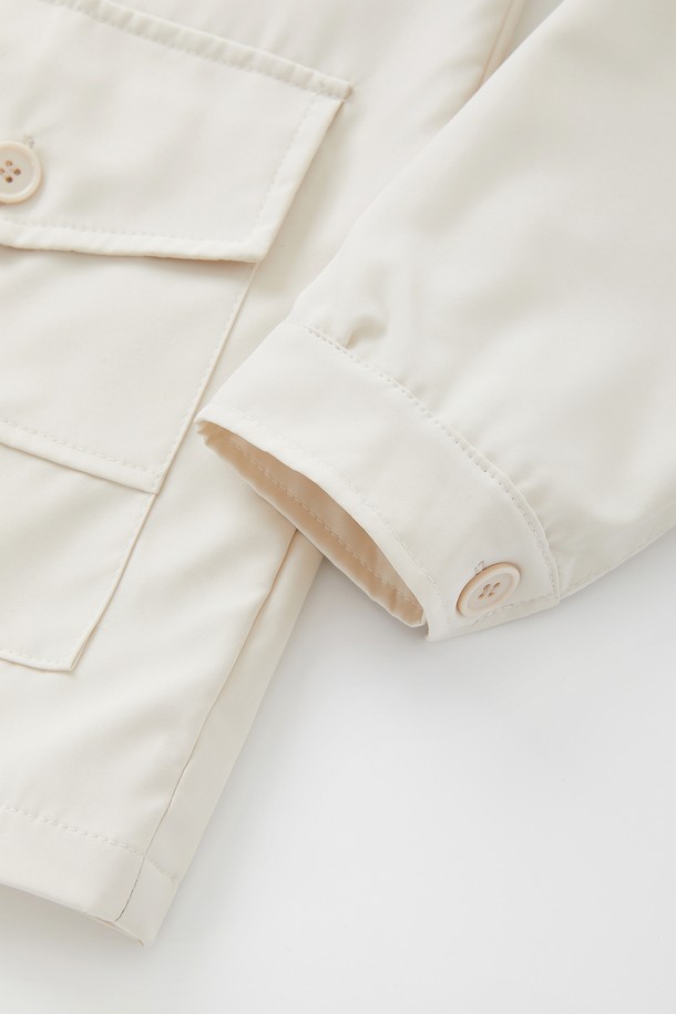 봄 가을에 어울리는 카라넥 체크 집업 점퍼 CJP112입니다. 베이직하고 캐주얼한 스타일로, 블랙과 아이보리 두 가지 색상으로 제공됩니다. 폴리에스터 소재로 제작되어 내구성이 뛰어나며, 봄 소풍룩이나 가을 나들이룩에 적합합니다. 레귤러 기장에 긴 소매, 베이직핏으로 편안하게 착용 가능하며, 이중 지퍼와 플랩 디테일이 돋보입니다. 캐주얼, 미니멀, 클래식한 스타일을 연출하기에 좋습니다.
