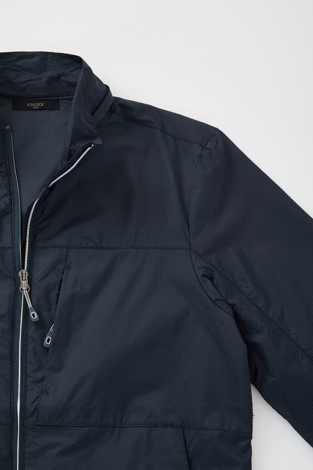 **후드 탈부착 퀵드라이 윈드브레이커 CJP119**는 남성용 아우터로, 봄, 여름, 가을 시즌에 적합한 윈드브레이커입니다. 튼튼한 나일론 소재로 제작되어 방풍 기능과 퀵드라이 기능을 갖춰 쾌적한 착용감을 제공합니다. 데일리웨어와 아웃도어 활동 모두에 활용 가능하며, 베이직하고 스포티한 스타일을 연출합니다. 네이비, 화이트, 다크 그린 세 가지 색상으로 출시되었으며, 탈부착 가능한 후드와 밑단 스트링 디테일로 실용성을 더했습니다. 여행, 산책, 등산 시 편안하고 스타일리시하게 착용할 수 있는 아이템입니다.
