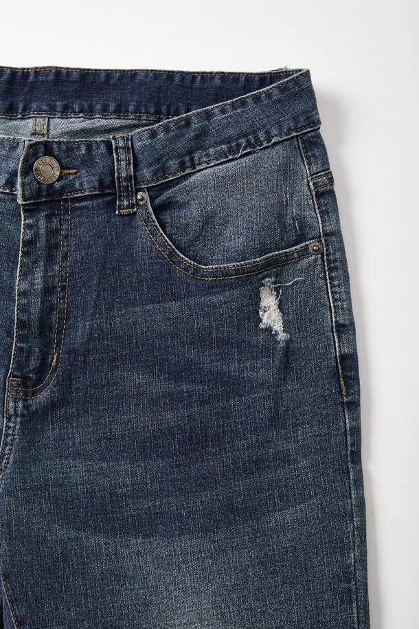 레귤러핏 포켓 데미지 스판 청바지 CJN107는 캐주얼 스타일을 선호하는 분들을 위한 딥블루 컬러의 긴 기장 청바지입니다. 봄, 여름, 가을, 겨울 사계절 모두 착용 가능하며, 데이트룩, 쇼핑룩 등 다양한 TPO에 활용할 수 있습니다. 면, 폴리에스터, 스판 소재 혼방으로 제작되어 편안한 착용감을 선사하며, 레귤러핏과 슬림핏 두 가지 핏으로 만나볼 수 있습니다. 포켓 리벳 디테일과 가죽 패치 디테일, 워싱 가공이 더해져 트렌디한 매력을 더합니다. 미니멀, 클래식 스타일을 즐겨 입는 분들께 추천합니다.
