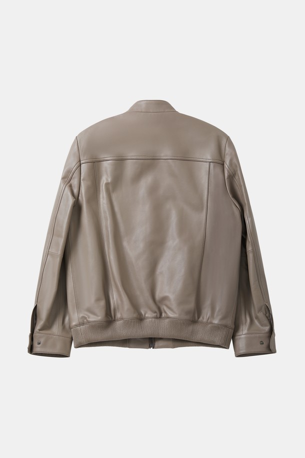 사계절 활용 가능한 멀티 컬러 솔리드 양가죽 집업 점퍼 CLJP107은 부드러운 이태리산 양가죽 소재와 신축성 있는 밑단 시보리 디테일이 돋보입니다. 베이직하고 미니멀한 무드의 이 레더 코트는 블루, 베이지, 블랙, 네이비 색상으로 출시되었으며, 폴리에스터 안감을 사용하여 제작되었습니다. 일상에서 편안하게 착용할 수 있는 베이직 핏의 긴소매 레귤러 기장 점퍼로, 무지 패턴이 특징입니다.
