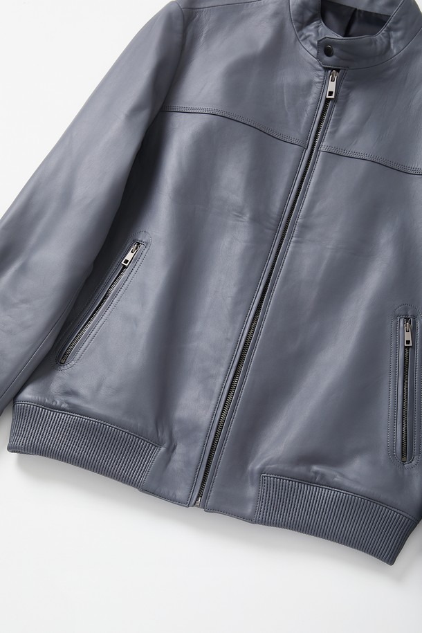 이 멀티 컬러 솔리드 양가죽 집업 점퍼 CLJP107은 이탈리아산 양가죽으로 제작되었으며, 부드러운 촉감이 특징입니다. 블루, 베이지, 블랙, 네이비 색상으로 제공되며, 신축성 있는 밑단 시보리 디테일과 폴리에스터 100% 안감으로 편안함을 더했습니다. 베이직핏의 레귤러 기장으로 봄, 여름, 가을, 겨울 일상복으로 스타일리시하게 연출할 수 있는 남성용 아우터입니다.
