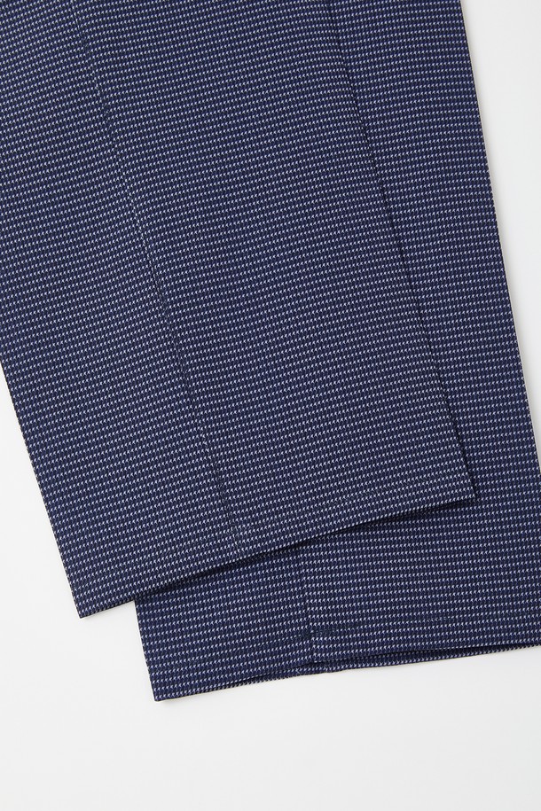 데일리앤 오피스 스판 밴딩 슬랙스 CPT123은 남성을 위한 슬랙스로, 봄, 여름, 가을에 입기 좋습니다. 폴리에스터와 스판덱스 혼방 소재로 제작되었으며, 블루, 네이비 색상으로 출시되었습니다. 히든 밴딩 디자인과 스판 혼방으로 편안한 착용감을 제공하며, 데일리 및 오피스룩으로 활용하기 좋습니다.
