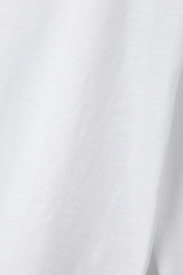 루즈핏 헨리넥 긴팔 티셔츠 CTEE113는 베이직하고 심플한 스타일의 공용 티셔츠입니다. 면 소재로 제작되어 부드럽고 가벼운 촉감을 선사하며, 봄, 가을에 데일리 또는 이너로 활용하기 좋습니다. 헨리넥 디자인과 루즈핏으로 편안한 착용감을 제공하며, 화이트, 베이지, 블랙, 네이비 등 4가지 컬러로 출시되었습니다. 집콕룩, 출근룩 등 다양한 TPO에 맞춰 미니멀, 캐주얼, 클래식 스타일을 연출할 수 있습니다. 이너 또는 단독으로 착용하여 다양한 스타일을 연출해 보세요.
