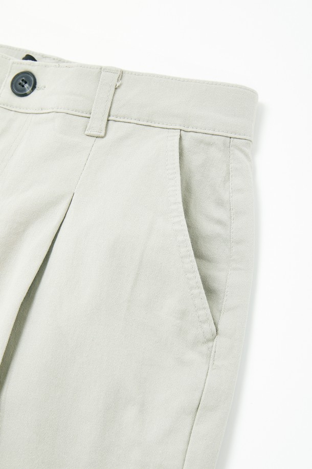 베이직한 디자인의 남성용 사방스판 밴딩 코튼 반바지 CSPT102입니다. 면과 스판덱스 혼방 소재로 제작되어 신축성이 뛰어나며, 허리 밴딩과 레귤러핏으로 편안한 착용감을 제공합니다. 블랙, 라이트 그레이, 아이보리, 모카 브라운의 다양한 색상으로 일상에서 캐주얼하게 활용하기 좋습니다.
