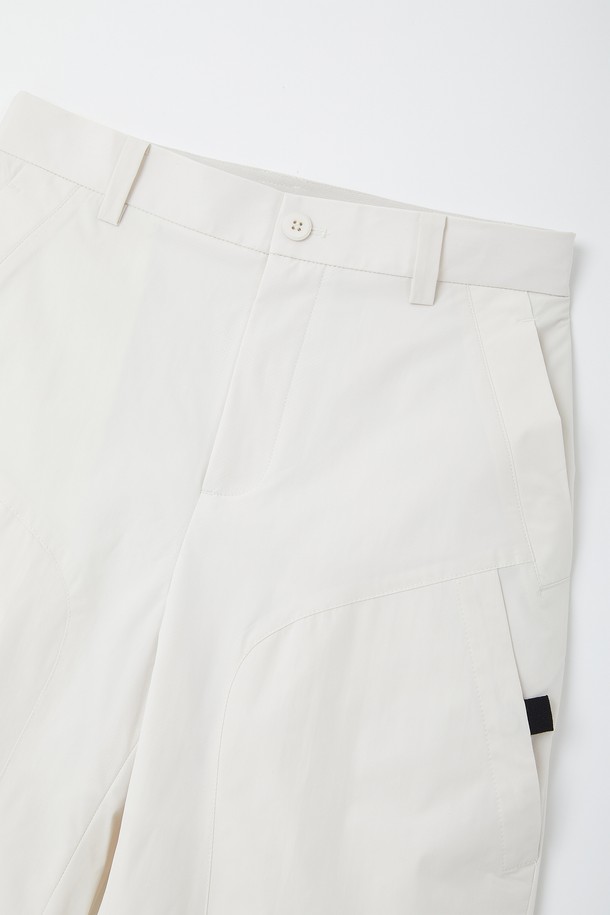 남성용 와이드 포켓 아이스 밴딩 반바지 CSPT105는 폴리에스터 소재로 제작되어 봄, 여름, 가을, 겨울에 모두 착용 가능하며, 베이지, 네이비, 민트 색상으로 출시되었습니다. 전면 와이드 포켓과 사선 포켓이 특징이며, 내구성 있는 플리 원단을 사용하여 편안한 착용감과 세탁 편리성을 제공합니다. 밴딩 처리된 와이드핏/레귤러핏 디자인으로 일상에서 스포티한 무드를 연출할 수 있습니다.
