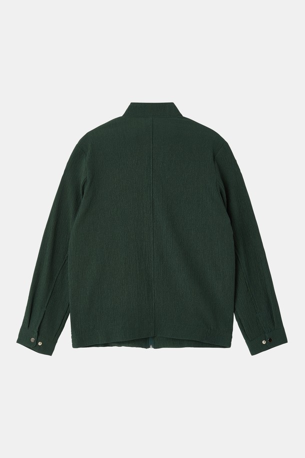 네이비와 그린 컬러로 제공되는 플리츠 집업 가디건 CJP127은 간절기에 활용하기 좋은 남성용 아우터입니다. 부드러운 촉감의 폴리에스테르와 레이온 혼방 소재, 레귤러핏으로 편안한 착용감을 선사하며, 히든 지퍼와 내부 포켓 디테일로 실용성을 더했습니다. 베이직하고 캐주얼한 스타일의 플리츠 디자인, 긴 소매와 중간 두께감으로 봄, 가을 일상에서 폭넓게 활용할 수 있습니다.
