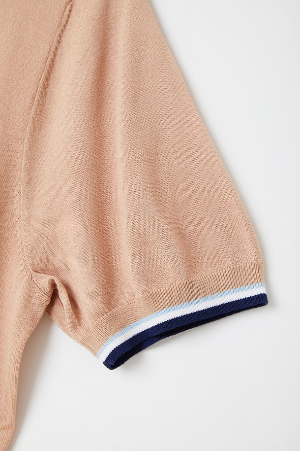 라이프앤 골프 버튼 카라 반팔 니트티 CSTEE112는 남성용으로, 여름철 골프 및 일상에서 활용하기 좋은 베이직 스타일의 니트 티셔츠입니다. 네이비와 베이지 두 가지 색상으로 출시되었으며, 얇은 두께의 폴리에스터와 비스코스 혼방 소재로 제작되어 편안한 착용감을 선사합니다. 버튼 타입 카라넥과 스트라이프 패턴으로 포인트를 더했으며, 베이직핏의 반소매 디자인으로 모던한 스타일을 연출합니다.
