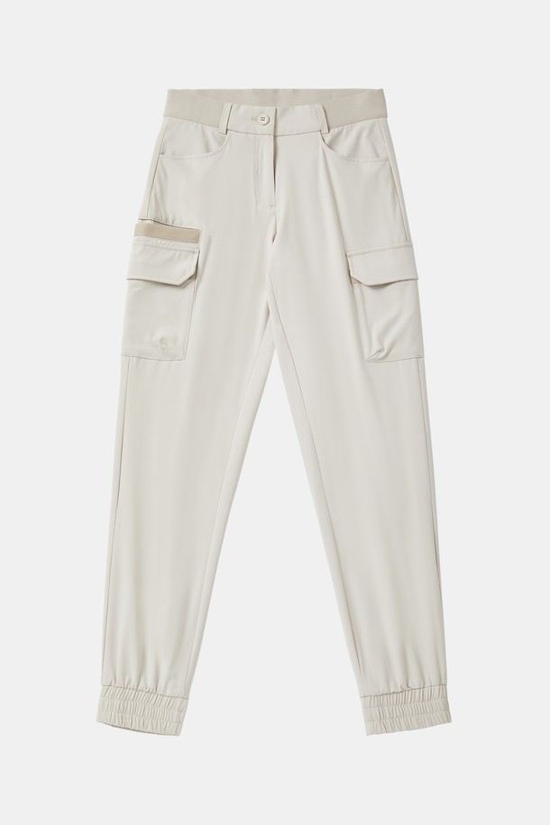 베이직한 컬러감의 여성 쿨링 밴딩 스판 조거 팬츠입니다. 부드러운 촉감의 폴리에스터와 폴리우레탄 혼방 소재로 제작되어 편안한 착용감을 선사하며, 릴랙스 핏과 밴딩 허리, 스판 신축성으로 활동성을 높였습니다. 캐주얼, 스포티 스타일의 조거 핏 긴바지로, 카고 포켓 디테일이 돋보여 일상 및 야외 활동에 활용하기 좋습니다.
