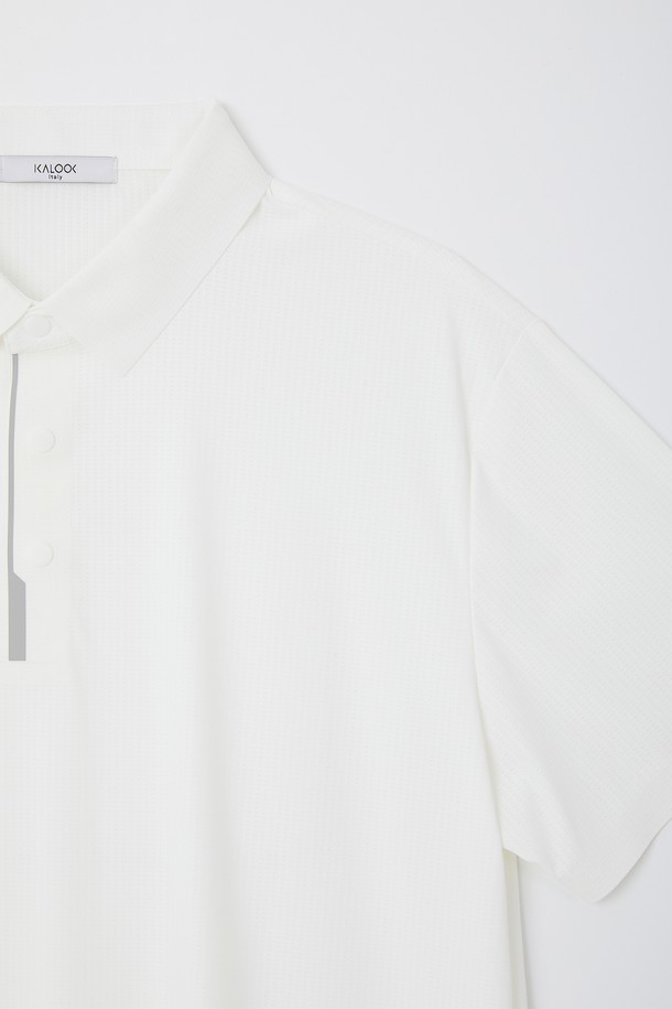 데일리앤 골프 퀵드라이 스판 카라 반팔티 CSTEE116는 골프, 일상, 야외활동 등 다용도로 활용 가능한 공용 상의입니다. 화이트와 네이비 두 가지 색상으로 출시되었으며, 봄, 여름, 가을, 겨울 사계절 모두 착용 가능합니다. 땀을 빠르게 흡수하고 건조시키는 속건 기능과 냉감 기능이 적용되었으며, 베이직핏의 무지 디자인에 리플렉티브 디테일로 포인트를 더했습니다.
