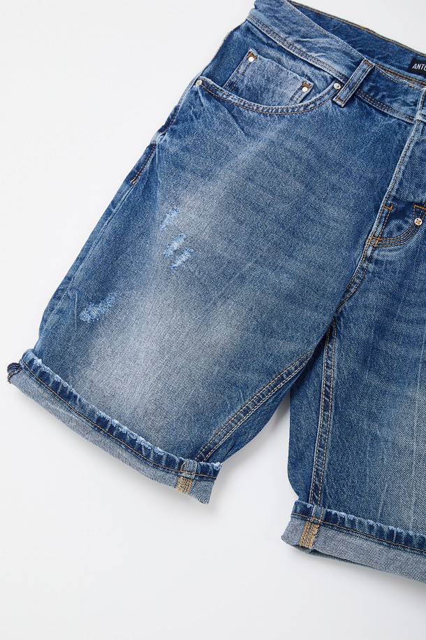 데미지 포인트 청 반바지 CSPT109는 여름철 캐주얼 스타일을 완성하는 슬림핏 반바지입니다. 면과 데님 소재로 제작되어 내구성이 뛰어나며, 워싱 및 데미지 디테일이 돋보입니다. 금속 리벳 장식, 허리 가죽패치 스티치, 버튼형 여밈으로 포인트를 더했으며, 지퍼 수선이 가능합니다.
