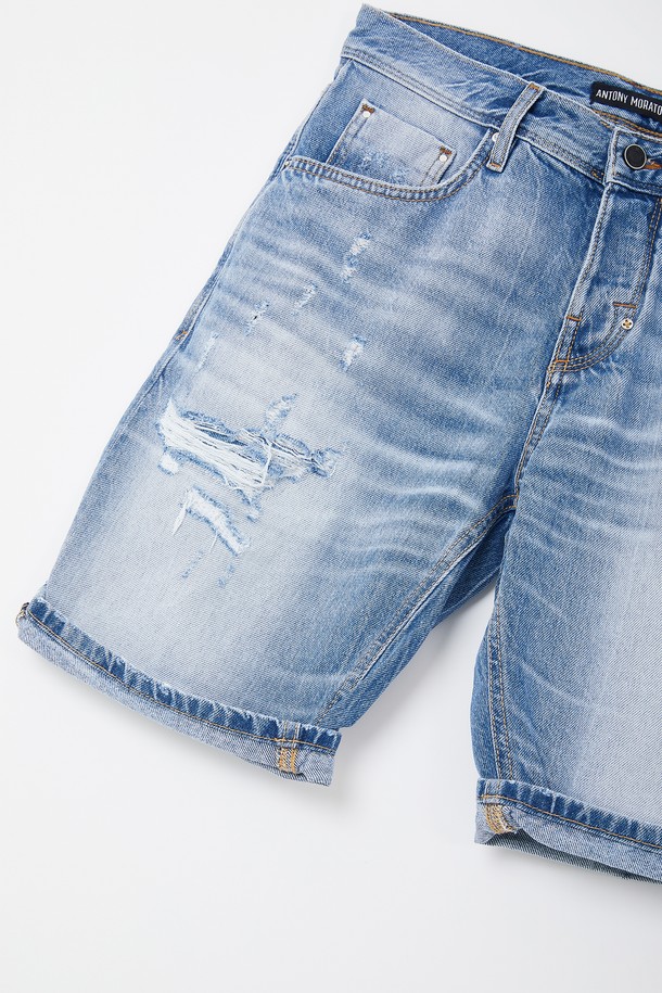 라이트 블루 컬러의 디스트로이드 디테일이 돋보이는 캐주얼 청반바지입니다. 데님과 면 혼방 소재로 제작되어 편안한 착용감을 선사하며, 조거핏 디자인으로 활동성을 높였습니다. 금속 리벳, 허리 가죽 패치, 디스트로이드 디테일 부분 안쪽 이중덧댐, 버튼형 디자인으로 포인트를 더한 여름철 필수 아이템입니다.
