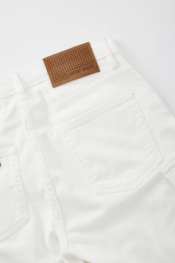 워크 스판 카고 반바지 CSPT111는 여름철 캐주얼 스타일을 완성하는 데 적합한 반바지입니다. 부드러운 촉감의 면, 폴리우레탄 혼방 소재로 제작되어 편안한 착용감을 제공하며, 신축성이 뛰어나 활동성을 높였습니다. 와이드 핏과 루즈핏 디자인으로 편안함을 강조하고, 카고 포켓 디테일로 실용성을 더했습니다. 화이트, 올리브 두 가지 색상으로 출시되었으며, 히든 포켓, 포켓 금속 리벳, 뒷면 허리 가죽 패치 등의 특징으로 미니멀하면서도 워크웨어 무드를 연출합니다. 동네 마실룩, 여행룩, 휴가룩 등 다양한 TPO에 활용하기 좋습니다.
