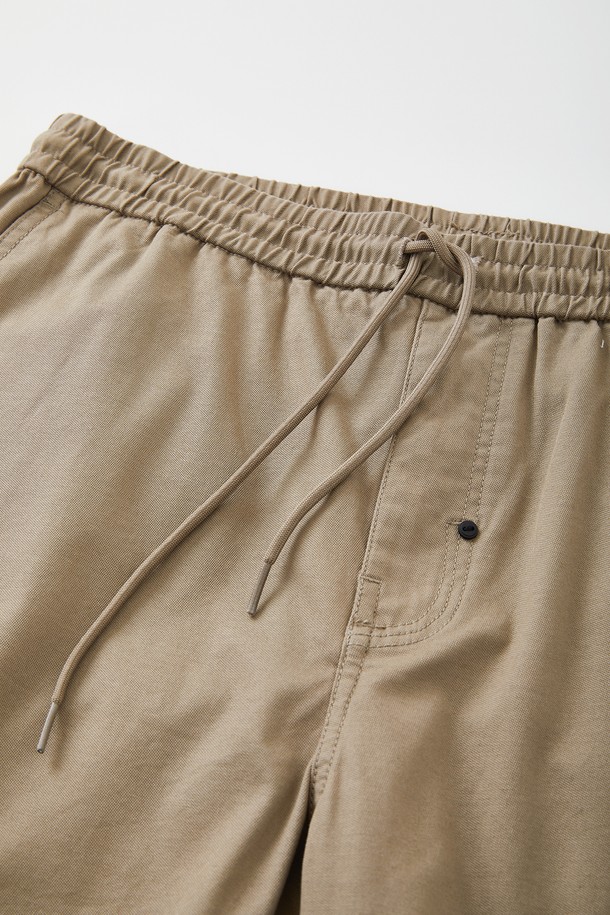 카펜터 워크 밴딩 하프 팬츠 CSPT112는 면과 폴리우레탄 혼방 소재로 제작되어 사계절 내내 편안하게 착용할 수 있는 하프 기장의 바지입니다. 블랙, 브라운 두 가지 색상으로 제공되며, 밴딩 처리와 레귤러핏으로 편안한 착용감을 선사하며, 캐주얼한 스타일 연출에 용이합니다. 클립 버튼 디테일과 카펜터 디테일 디자인, 실용적인 디자인으로 데일리룩에 활용하기 좋습니다.
