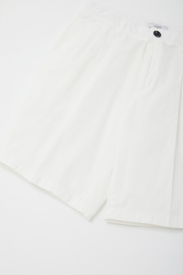 시원하고 편안한 여름을 위한 '솔리드 린넨 원턱 반바지 CSPT118'입니다. 얇은 두께의 린넨 소재로 제작되어 통기성이 뛰어나며, 베이직한 디자인과 화이트 컬러로 어떤 상의에도 잘 어울립니다. 허리 부분에 원턱 디테일을 더해 활동성을 높이고 편안한 착용감을 선사합니다.
