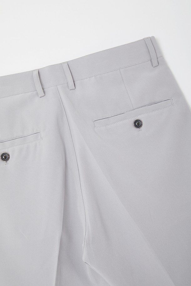 **솔리드 스판 슬랙스 반바지 CSPT119**는 여름철 남성 패션을 위한 필수 아이템입니다. 블루, 네이비, 그레이 세 가지 색상으로 출시되었으며, 일상복은 물론 골프를 즐길 때에도 활용할 수 있습니다. 폴리에스터와 스판덱스 혼방 소재로 제작되어 편안한 착용감을 제공하며, 허리 히든 밴딩과 일자핏 디자인으로 활동성을 높였습니다.
