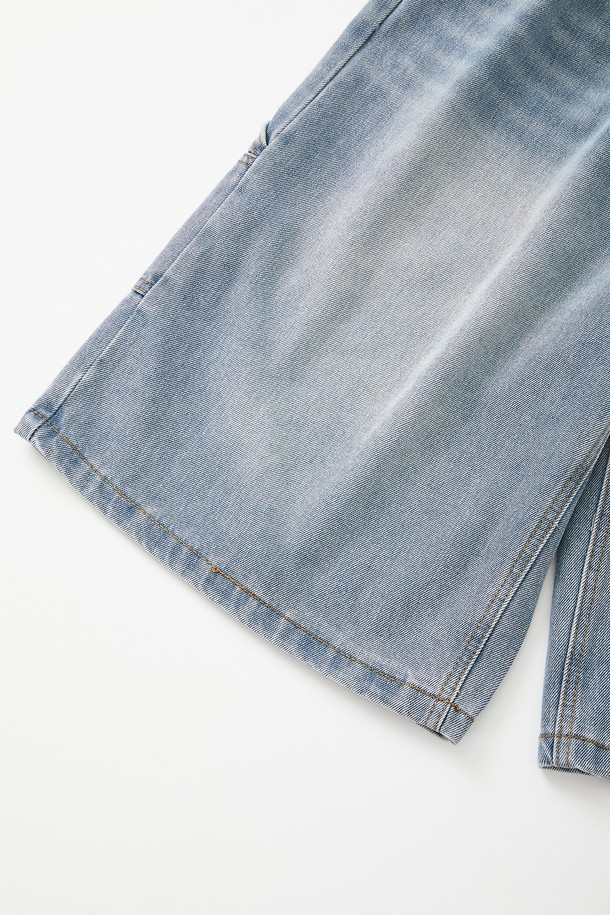 블루와 블랙 색상으로 출시된 와이드 카펜터 데님 하프 팬츠 CSPT120입니다. 면 소재로 제작되어 사계절 내내 편안하게 착용 가능하며, 캐주얼한 스타일을 연출하기 좋습니다. 5부보다 살짝 긴 하프 기장에 카펜터 포켓 디테일, 위싱 가공, 튼튼한 내구성이 특징인 와이드핏 데님 팬츠입니다.
