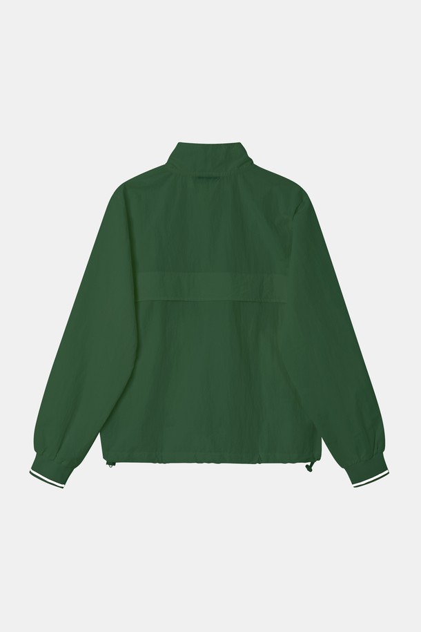 **여성 투포켓 집업 바람막이 점퍼 CJP130**는 베이직한 디자인의 여성용 바람막이 점퍼입니다. 면과 폴리에스터 혼방 소재로 제작되어 얇고 가벼우며, 사계절(봄/여름/가을/겨울) 모두 활용 가능합니다. 밑단 조절 스트링, 투포켓 디자인, 긴 소매, 집업 여밈 방식이 특징이며, 화이트, 블랙, 그린 세 가지 색상으로 출시되었습니다.
