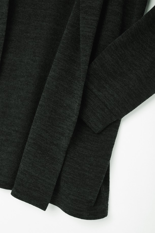 **봄가을 미들 숄 가디건 CKA101A**

부드러운 촉감과 신축성 있는 소재감의 여성용 봄, 가을 가디건입니다. 미들 기장으로 캐주얼하고 베이직한 스타일을 연출하며, 숄 디자인과 오픈형 여밈 방식으로 편안하게 착용할 수 있습니다. 블랙, 다크 그린 두 가지 색상으로 출시되어 데이트룩, 카페룩 등 다양한 TPO에 활용하기 좋습니다. 폴리에스터, 레이온, 스판 혼방으로 제작되어 편안함과 활동성을 동시에 잡았습니다. 미니멀, 클래식 스타일을 선호하는 분들께 추천합니다.
