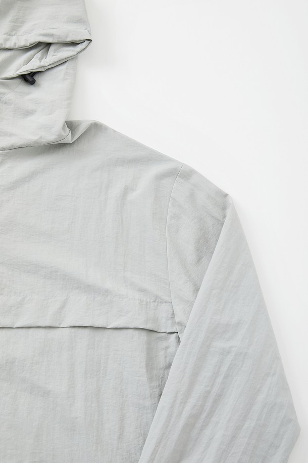 블랙, 베이지, 스카이, 다크그린, 그레이, 라이트그레이의 다채로운 컬러로 출시된 멀티컬러 후드 아노락 점퍼 CJP132입니다. 봄, 가을 시즌에 적합하며, 폴리에스터와 레이온 혼방 소재로 제작되어 편안한 착용감을 선사합니다. 넉넉한 루즈핏에 후드 및 밑단 조절 스트링, 집업 여밈 방식을 갖춰 스포티하고 베이직한 데일리룩을 연출하기 좋습니다.
