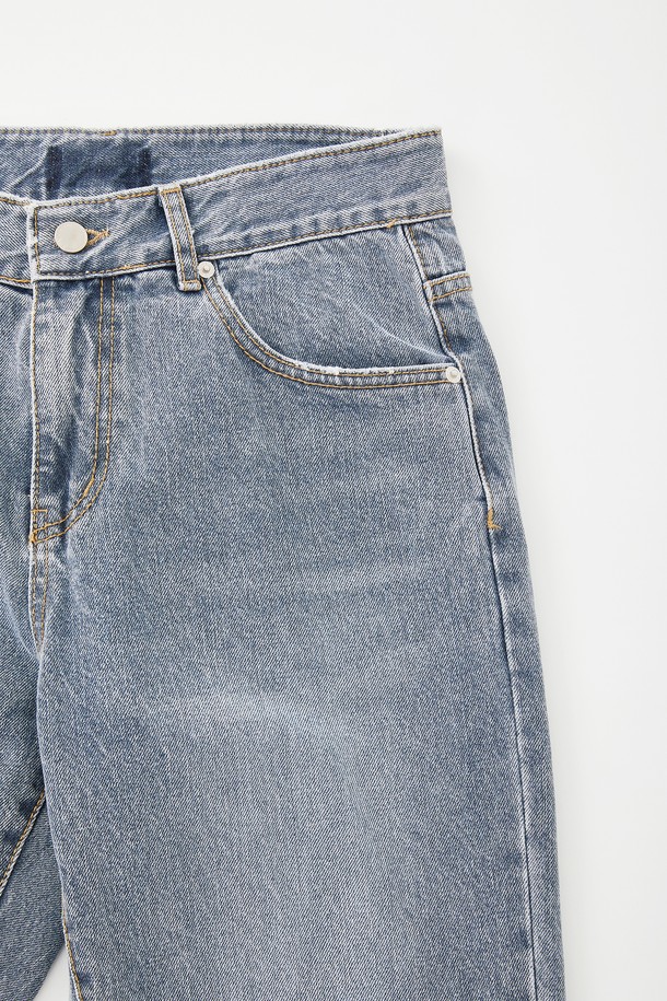 레귤러 핏으로 편안하게 떨어지는 CJN109 워싱 데님 팬츠입니다. 봄, 여름, 가을 시즌에 활용하기 좋은 면 소재의 긴 기장 데님 팬츠로, 베이직한 디자인에 워싱 디테일이 더해져 빈티지한 멋을 선사합니다. 지퍼와 버튼으로 여밈을 처리하여 간편하게 착용할 수 있습니다.
