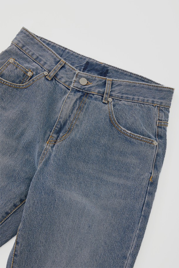 레귤러핏 워싱 데님 팬츠 CJN108는 데일리 및 캐주얼 스타일을 위한 다크블루 컬러의 데님 팬츠입니다. 봄, 여름, 가을 계절에 적합하며, 레귤러핏으로 편안한 착용감을 제공합니다. 면 소재에 워싱 및 빈티지 패턴이 특징이며, 지퍼형 클로징과 허리 가죽패치 디테일로 디자인되었습니다. 동네 마실룩, 쇼핑룩 등 다양한 TPO에 활용 가능하며, 캐주얼, 클래식, 미니멀 스타일 연출에 용이합니다.
