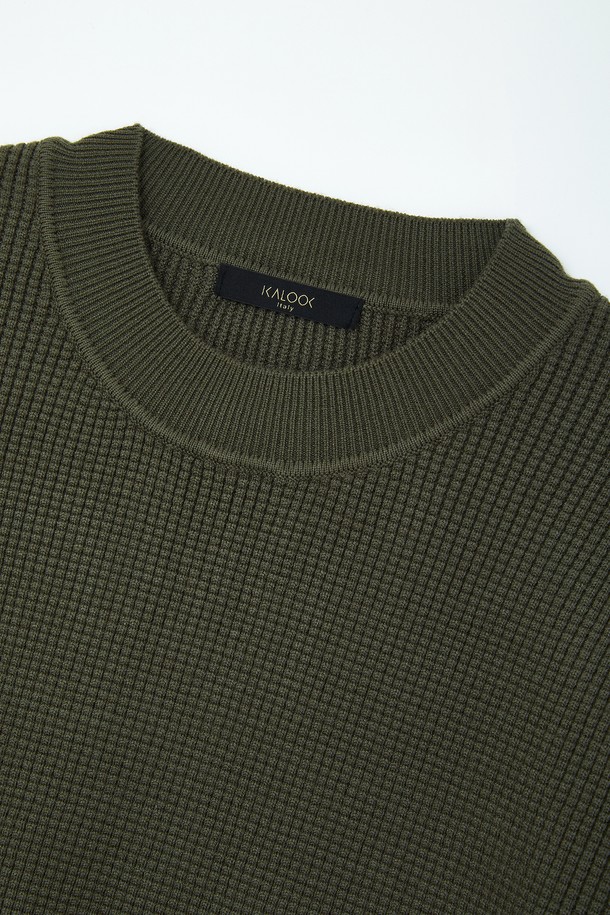 와플 하프넥 긴팔 니트티 CNIT105는 베이직하고 캐주얼한 스타일의 공용 긴팔 니트 티셔츠입니다. 봄, 가을에 적합하며, 데일리룩으로 활용하기 좋습니다. 하프넥 디자인과 넉넉한 기장감으로 편안한 착용감을 선사합니다. 블랙, 그레이, 카키 세 가지 색상으로 출시되었으며, 소매와 밑단 시보리 처리로 깔끔한 마무리를 더했습니다. 와플 패턴과 무게감 있는 두께감, 신축성 있는 촉감으로 가을 나들이룩이나 집콕룩에 모두 잘 어울립니다.
