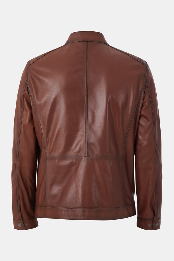 워싱 라이트 양가죽 점퍼 CLJP110는 빈티지 및 베이직 스타일을 선호하는 고객을 위한 아우터입니다. 부드러운 양가죽 소재에 오일 브러쉬 가공을 더해 은은한 광택과 자연스러운 멋을 연출합니다. 와인 색상으로 출시되었으며, 봄, 여름, 가을, 겨울 사계절 모두 활용 가능한 실용적인 아이템입니다. 하든 타입 지퍼 포켓과 소매 스냅 버튼 디테일로 포인트를 주었으며, 베이직 핏으로 편안한 착용감을 제공합니다. 데이트룩, 겨울 데일리룩 등 다양한 TPO에 클래식, 미니멀, 캐주얼 스타일로 연출하기 좋습니다.
