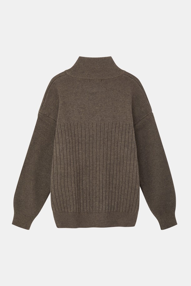 루즈핏 헤비 집업 가디건 CKA102는 남성 고객을 위한 상의 카테고리의 니트/스웨터 제품입니다. 부드러운 촉감과 신축성을 갖춘 아크릴, 폴리에스터, 폴리아미드 혼방 소재로 제작되었으며, 두꺼운 두께감과 긴 소매 기장으로 봄, 가을, 겨울 시즌에 착용하기 좋습니다. 베이직한 스타일의 골지 패턴 하이넥 디자인에 집업 여밈 방식을 적용하여 간편하게 착용할 수 있으며, 시보리 디테일로 포인트를 더했습니다. 라이트카키, 브라운, 블랙 세 가지 색상으로 출시되어, 겨울 데일리룩, 집콕룩, 산책룩 등 다양한 TPO에 미니멀, 클래식, 캐주얼 스타일로 연출하기 좋습니다.
