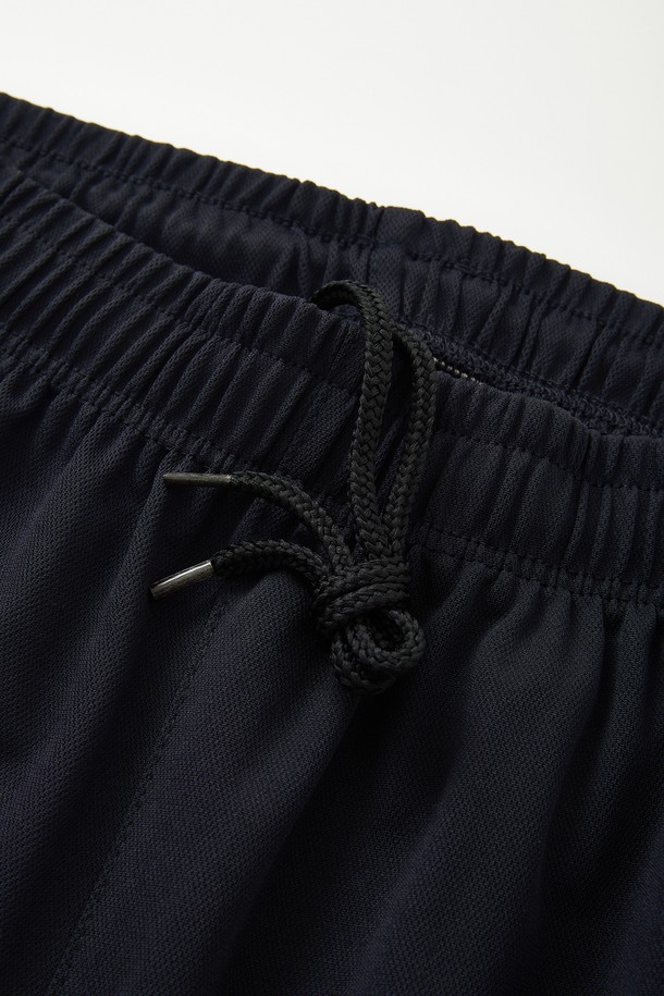 **봄/가을/겨울 라이프앤스포츠 스판 팬츠 CPT147**는 스포츠 활동에 최적화된 슬림핏 팬츠입니다. 블랙, 네이비 두 가지 색상으로 출시되었으며, 허리 조절 스트랩과 지퍼형 사선 포켓이 특징입니다. 구김감이 덜한 스판 원단을 사용하여 스포티하면서도 미니멀한 스타일을 연출하며, 밴딩 처리로 편안한 착용감을 제공합니다.
