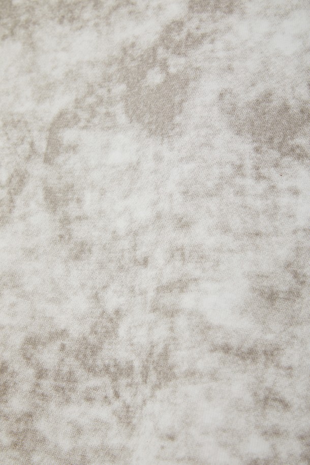 다잉 맨투맨 긴팔 티셔츠 CTEE114는 그레이, 카키, 블랙 3가지 색상으로 출시되어 봄, 가을에 활용하기 좋은 베이직 스타일의 맨투맨입니다. 레이온, 폴리에스터, 폴리우레탄 혼방 소재로 제작되어 신축성이 뛰어나 편안한 착용감을 제공하며, 소매와 밑단 시보리 마감으로 활동성을 더했습니다. 동네 마실룩, 집콕룩 등 캐주얼하고 미니멀한 스타일을 연출하기에 적합한 아이템입니다.
