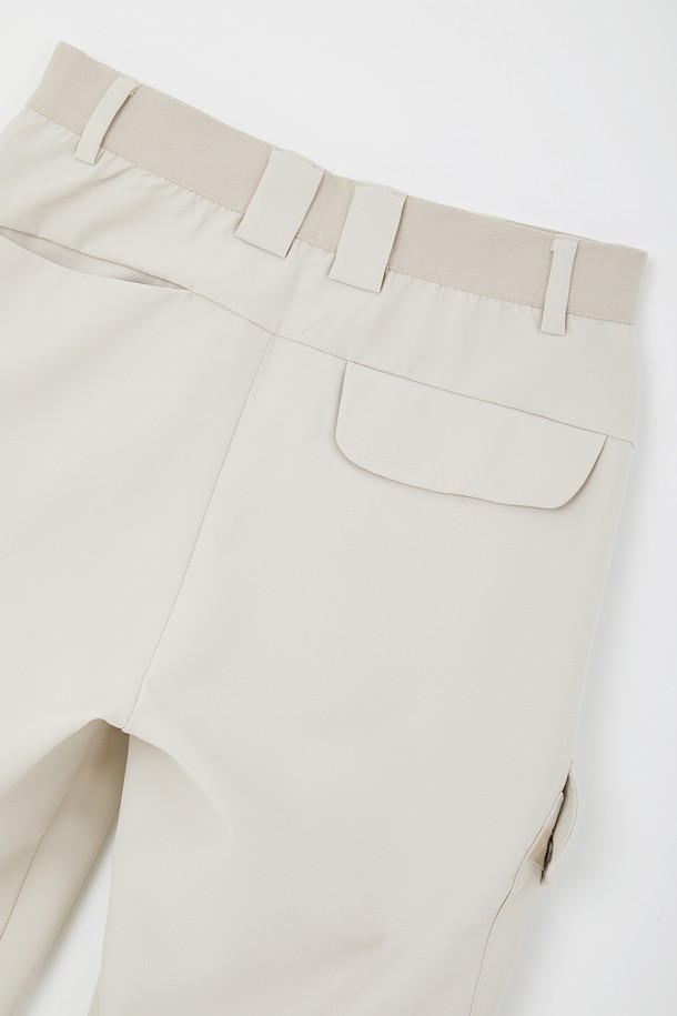 봄, 가을에 어울리는 '스판 밴딩 카고 조거 팬츠 CPT149'입니다. 부드러운 촉감의 폴리에스터와 폴리우레탄 혼방 소재로 제작되어 편안한 착용감을 제공합니다. 캐주얼하고 스포티한 스타일로, 야외 활동 및 일상에서 두루 활용하기 좋습니다. 허리 밴딩 및 조거핏 디자인으로 활동성을 높였으며, 히든 포켓 디테일로 실용성을 더했습니다. 회색, 남색, 연한베이지 세 가지 색상으로 만나보세요.