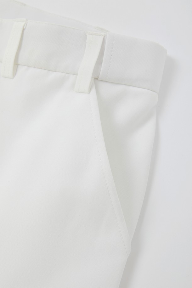 봄, 가을에 적합한 남녀 공용 카고 조거 팬츠입니다. 부드러운 촉감의 폴리에스터, 폴리우레탄 혼방 소재로 제작되었으며, 얇은 두께감으로 편안한 착용감을 제공합니다. 허리 부분에는 히든 밴딩 처리가 되어 있어 활동성을 높였으며, 스포티한 스타일을 연출하기 좋습니다. 블랙, 그레이, 아이보리 세 가지 색상으로 출시되었으며, 카고 디자인과 사선 포켓 디테일이 특징입니다. 일상생활 및 야외 활동 시에 활용하기 좋은 실용적인 아이템입니다.
