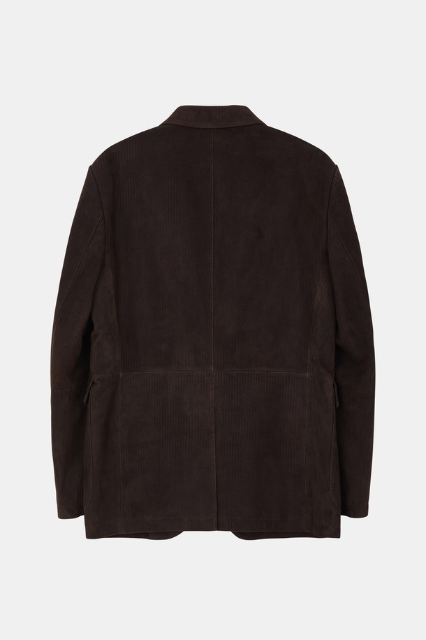 세련된 남성미를 더하는 양가죽 스트라이프 패턴 자켓 CLJP113입니다. 부드러운 촉감의 양가죽 소재와 중간 두께감으로 봄, 가을 시즌에 적합하며, 베이직한 디자인과 스트라이프 패턴이 세련된 스타일을 연출합니다. 버튼 여밈 방식의 레귤러 기장 블레이저 타입으로, 안쪽 주머니와 뒤트임 디테일, 캠스웨이드 가죽원단, 안감 폴리에스터 100%를 사용하여 실용성과 고급스러움을 더했습니다. 데이트룩, 비즈니스 캐주얼 등 다양한 TPO에 활용 가능하며, 클래식, 미니멀, 캐주얼 스타일을 즐겨 입는 남성에게 추천합니다. 브라운 컬러의 베이직핏으로, 어떤 옷에도 매치하기 용이합니다.
