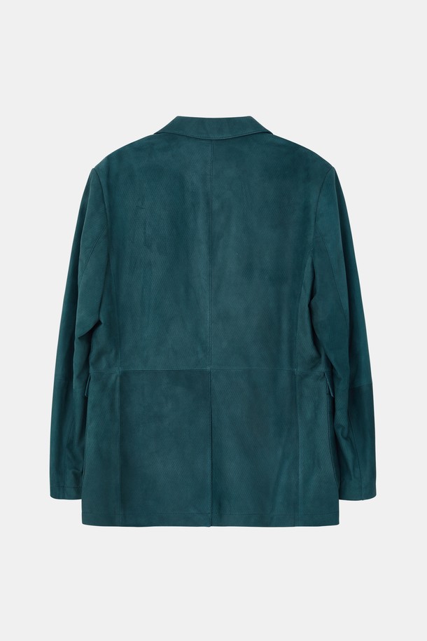 세련된 남성 스타일을 완성하는 양가죽 도트 패턴 재킷 CLJP114입니다. 부드러운 촉감의 양가죽으로 제작되어 고급스러운 착용감을 선사하며, 두꺼운 두께감으로 따뜻함을 더합니다. 클래식과 모던 스타일을 아우르는 디자인에 도트 패턴 디테일을 더해 개성 있는 포인트를 주었습니다. 봄, 가을 시즌에 이상적이며, 데이트룩, 모임룩, 비즈니스 캐주얼 등 다양한 TPO에 활용 가능합니다. 레귤러핏과 긴 소매 기장, 버튼 여밈 방식으로 편안함과 스타일리시함을 동시에 만족시키는 아이템입니다.
