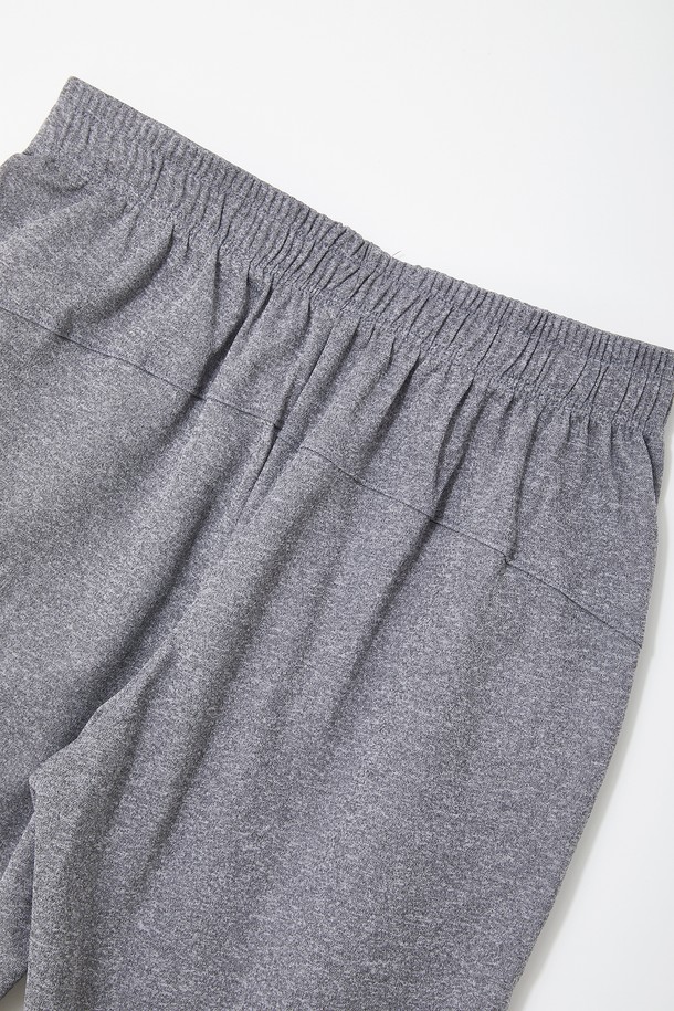 배색 포인트 7부 밴딩 스포츠 팬츠 CSPT122는 스포츠 활동과 일상 착용에 적합한 트레이닝핏 7부 바지입니다. 차콜, 그레이 두 가지 색상으로 제공되며, 신축성 좋은 폴리에스테르 소재로 제작되어 편안한 착용감을 선사합니다. 허리 조절 스트링과 지퍼 포켓, 배색 포인트 디테일이 특징이며, 스포티, 캐주얼, 미니멀 스타일을 연출할 수 있습니다. 피트니스룩, 러닝룩, 산책룩 등 다양한 TPO에 활용하여 활동적인 스타일을 완성해보세요. 밴딩 처리로 편안함을 더하여 활동성과 스타일을 동시에 잡았습니다.
