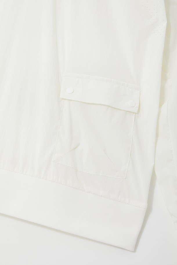 경량 바람막이 브이넥 맨투맨 CTEE115는 남성용 상의로, 봄, 가을 시즌에 적합한 베이직핏 맨투맨입니다. 나일론과 폴리우레탄 혼방 소재로 제작되어 가볍고 신축성 있는 착용감을 제공하며, 데일리웨어, 일상 활동, 스포츠 활동, 골프 등 다양한 용도로 활용할 수 있습니다. 스타일은 스포티하고 심플하며, 블랙, 레드, 아이보리 세 가지 색상으로 출시되었습니다. 브이넥 디자인과 긴소매, 그리고 뒷면 플랩 포켓 디테일과 시보리 마감으로 실용성과 디자인을 모두 갖춘 제품입니다. 골프룩이나 산책룩으로 활용하기 좋습니다.
