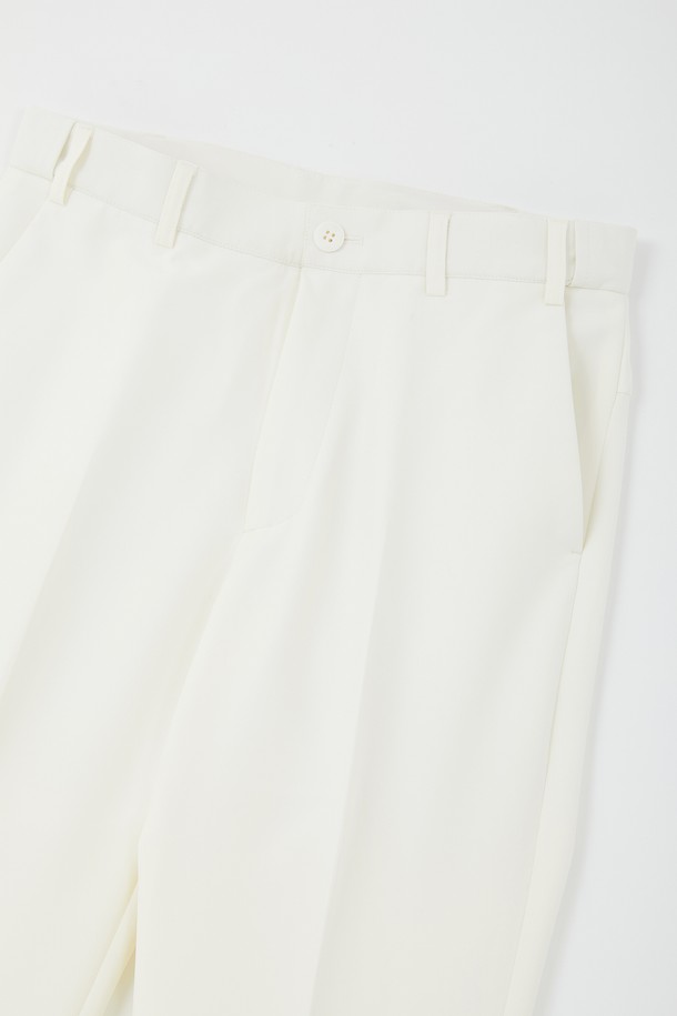 봄/가을 라이프앤스포츠 스판 슬랙스 CPT151는 남성용 긴 바지로, 골프 및 일상복으로 활용하기 좋은 제품입니다. 네이비, 그레이, 아이보리 세 가지 색상으로 출시되었으며, 스포티하면서도 캐주얼한 스타일을 연출합니다. 신축성이 뛰어난 폴리 혼방 원단으로 제작되어 부드러운 촉감과 편안한 착용감을 제공하며, 레귤러핏으로 깔끔하게 떨어지는 핏을 자랑합니다. 허리 히든밴딩과 사선 포켓 디테일로 활동성과 디자인을 모두 잡았으며, 얇은 두께감으로 봄, 가을 시즌에 활용하기 좋습니다.
