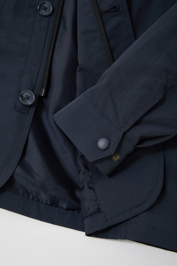 **봄/가을 히든 집업 바람막이 재킷 CJP135**

가을 나들이룩을 위한 베이직핏 바람막이 재킷입니다. 네이비, 블루, 차콜 세 가지 색상으로 출시되었으며, 얇고 가벼운 나일론, 면, 폴리에스테르 혼방 소재로 제작되어 봄, 가을 간절기에 적합합니다. 안감과 히든 집업 디테일, 가슴 플랩 포켓, 안쪽 주머니를 더해 실용성을 높였습니다. 캐주얼, 미니멀, 클래식 스타일을 즐기는 분들께 추천합니다. 긴 소매와 무지 디자인으로 어떤 옷에도 쉽게 매치할 수 있습니다.
