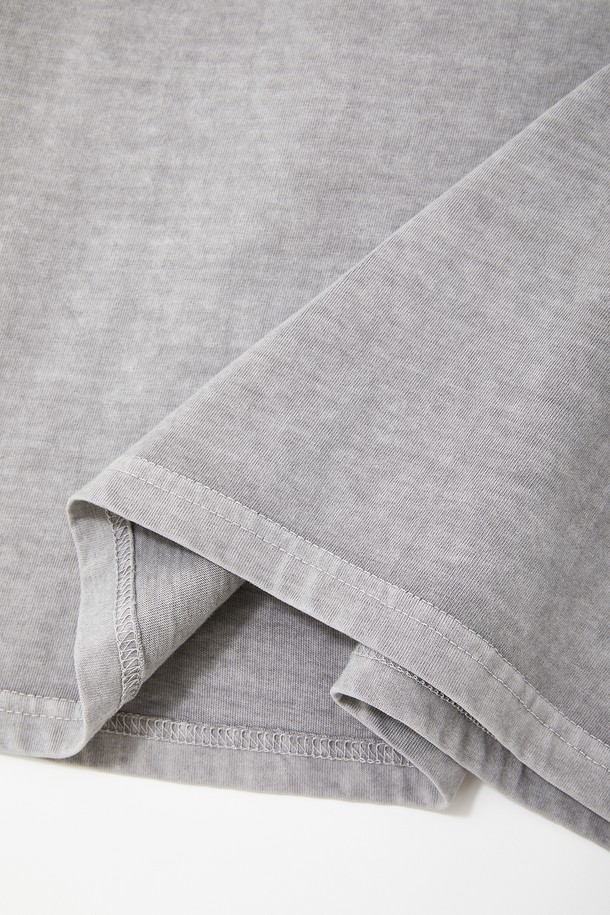 멀티컬러 피그먼트 긴팔 티셔츠 CTEE116는 베이직한 스타일의 긴팔 티셔츠입니다. 부드러운 면 소재로 제작되어 은은한 촉감을 선사하며, 봄, 가을 계절에 적합합니다. 라운드넥 디자인에 베이직핏으로, 일상복으로 편안하게 착용할 수 있습니다. 그레이, 차콜, 카키, 브라운 4가지의 다채로운 컬러로 출시되어 다양한 스타일 연출이 가능하며, 단독 또는 이너로 활용하여 활용도를 높일 수 있습니다. 피그먼트 워싱 처리로 자연스러운 무드를 더했습니다.
