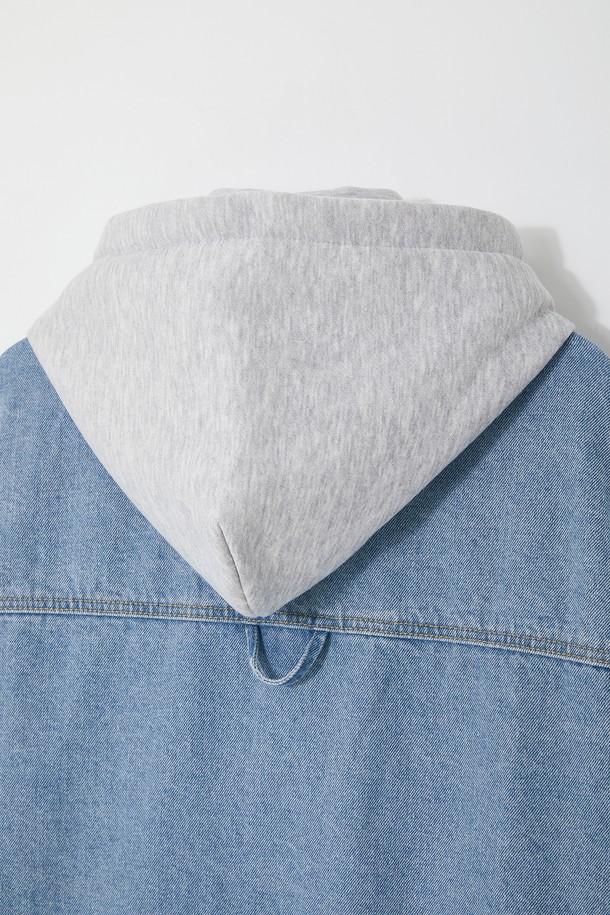 루즈핏 탈부착 후드 데님 셔츠 CSH104는 캐주얼하고 미니멀한 스타일을 연출하기 좋은 상의입니다. 블루, 라이트 블루, 블랙 세 가지 색상으로 출시되었으며, 봄, 여름, 가을, 겨울 사계절 내내 활용할 수 있습니다. 넉넉한 오버핏 루즈핏으로 편안한 착용감을 선사하며, 탈부착 가능한 후드로 다양한 스타일을 연출할 수 있습니다. 면 소재의 데님 원단으로 제작되어 내구성이 뛰어나며, 무지 디자인으로 어떤 스타일에도 쉽게 매치할 수 있습니다. 긴 소매 기장과 두꺼운 두께로 제작되어 간절기나 겨울철에 따뜻하게 입을 수 있습니다.
