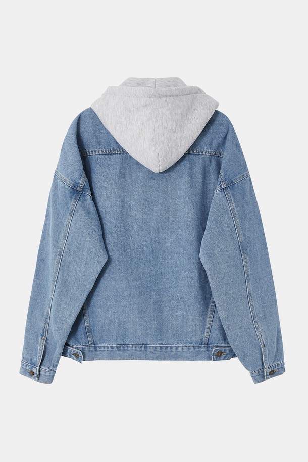 세련된 남성 캐주얼 스타일을 완성하는 봄/가을 탈부착 후드 데님 재킷 CJP136입니다. 부드러운 데님 소재로 제작되어 편안한 착용감을 선사하며, 레귤러 핏으로 어떤 스타일에도 잘 어울립니다. 연청 컬러와 무지 디자인으로 미니멀하면서도 세련된 분위기를 연출합니다. 탈부착 가능한 후드는 다양한 스타일을 연출할 수 있도록 도와주며, 버튼 여밈 방식과 긴 소매 기장으로 실용성을 더했습니다. 일상 속에서 편안하게 즐겨 입을 수 있는 데님 재킷으로, 봄, 가을 시즌 활용도가 높습니다.
