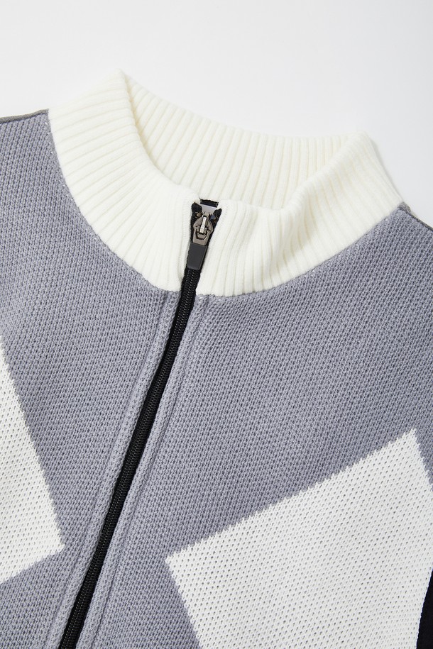 골프앤라이프 아가일 집업 니트 조끼 CJP137은 남성용 니트 조끼입니다. 봄, 가을에 착용하기 좋으며, 골프 및 일상 패션에 활용할 수 있습니다. 베이직한 스타일의 아가일 패턴으로 클래식, 미니멀, 캐주얼 룩에 모두 잘 어울립니다. 폴리에스터, 아크릴, 폴리우레탄 혼방 소재로 제작되었으며, 집업 방식과 밑단 시보리, 뒷면 밴딩 디테일이 특징입니다. 신축성이 있어 장시간 착용에도 편안하며, 체형을 자연스럽게 잡아주는 베이직핏 니트 조끼입니다.
