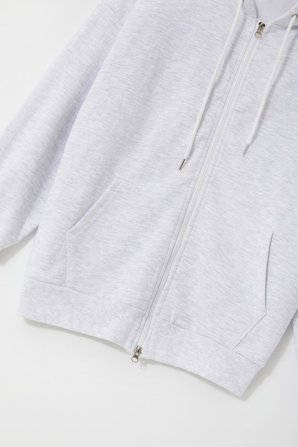 빅사이즈 트레이닝 후드 집업 CTEE118는 남성용 후드 집업으로, 베이직하고 캐주얼한 스타일을 연출합니다. 봄, 가을에 적합하며, 라이트 그레이, 블랙, 그레이 세 가지 색상으로 출시되었습니다. 면과 아크릴 혼방 소재로 제작되어 편안함을 제공하며, 레귤러 기장에 긴 소매, 후드 디자인이 특징입니다. 전면 캥거루 포켓과 와이드 숄더 디자인으로 실용성을 더했으며, 집콕룩이나 동네 마실룩으로 활용하기 좋습니다.
