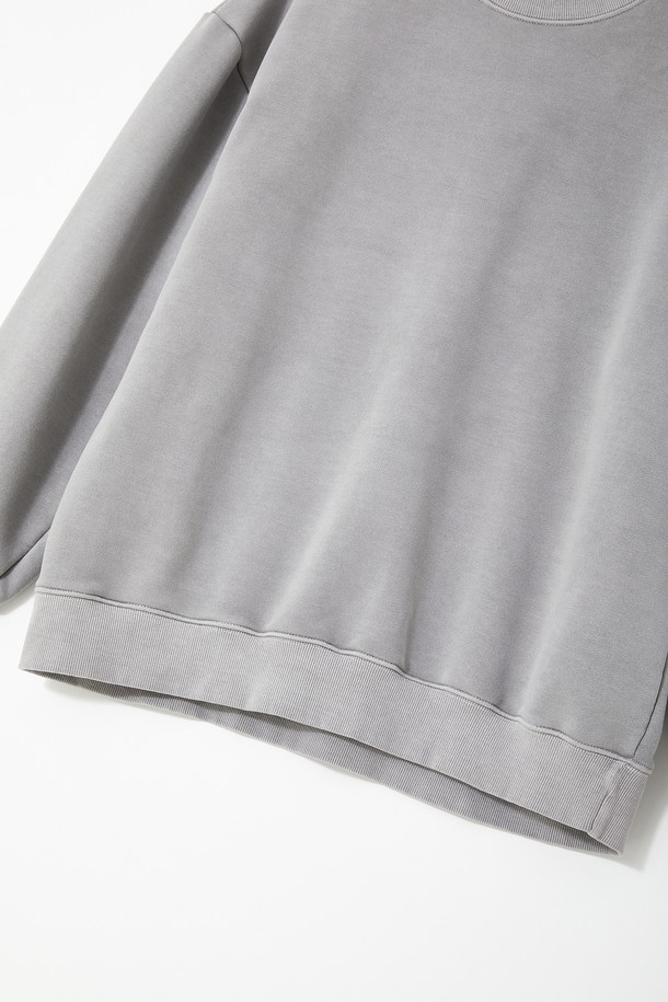 **멀티컬러 피그먼트 맨투맨 티셔츠 CTEE117**는 베이직한 스타일의 공용 맨투맨 티셔츠입니다. 부드러운 면 소재에 피그먼트 워싱 처리하여 은은한 촉감을 선사하며, 사계절 활용 가능한 두께감으로 봄, 가을에는 단독으로, 겨울에는 이너로 착용하기 좋습니다. 그레이, 차콜, 카키, 브라운 4가지 색상으로 출시되어 다양한 데일리룩에 매치하기 용이합니다. 기본 핏과 라운드넥 디자인으로 편안하게 집콕룩, 캐주얼, 미니멀, 클래식 스타일을 연출할 수 있습니다. 신축성이 있어 활동성 또한 보장합니다.
