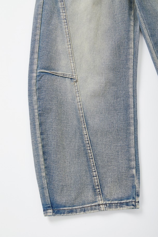 와이드핏 워싱 절개 데님 팬츠 CJN110은 캐주얼, 미니멀, 시크 스타일을 즐기는 분들을 위한 데님 팬츠입니다. 블루와 블랙 두 가지 색상으로 출시되었으며, 일상에서 편안하게 착용하기 좋습니다. 허리 뒷면 밴딩으로 편안한 착용감을 제공하며, 사선 절개 패턴과 은은한 워싱 처리가 돋보입니다. 특히 이중 포켓 디자인으로 실용성을 더했으며, 동네 마실룩이나 쇼핑룩에 잘 어울리는 아이템입니다.
