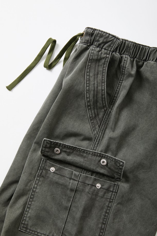 루즈핏 워싱 카고 밴딩 팬츠 CPT154는 캐주얼, 밀리터리 스타일을 즐기는 남성을 위한 반바지입니다. 봄, 여름, 가을 계절에 적합하며, 여행룩, 캠핑룩, 미니멀, 워크웨어 스타일 연출에 활용할 수 있습니다. 카키, 올리브 두 가지 색상으로 출시되었으며, 얇은 두께의 면 소재로 제작되어 편안한 착용감을 제공합니다. 워싱 가공, 카고 포켓, 드로우스트링 디테일이 돋보이는 루즈핏 반바지로, 일상 또는 캐주얼한 활동에 활용하기 좋습니다. 밴딩 처리로 편안함을 더했습니다.
