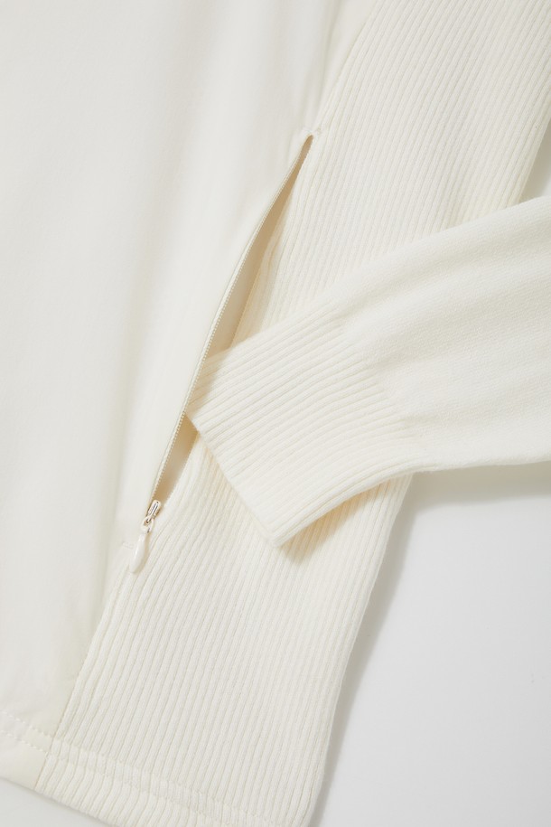 골프앤데일리 바람막이 집업 점퍼 CJP140은 봄, 여름, 가을 시즌에 활용하기 좋은 공용 바람막이입니다. 화이트와 아이보리 두 가지 색상으로 출시되었으며, 스포티하고 캐주얼한 스타일을 연출합니다. 가볍고 부드러운 나일론 소재로 제작되어 편안한 착용감을 제공하며, 얇은 두께로 활동성을 높였습니다. 소매 라인 디테일과 집업 여밈 방식으로 디자인되었으며, 방풍 기능과 경량성을 갖춰 골프룩 및 일상복으로 활용하기 좋습니다. 레귤러핏으로 제작되어 편안한 착용감을 선사합니다.
